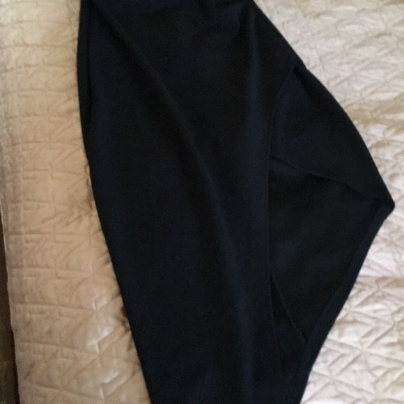 Black dress 💛 - Picture 2 of 6